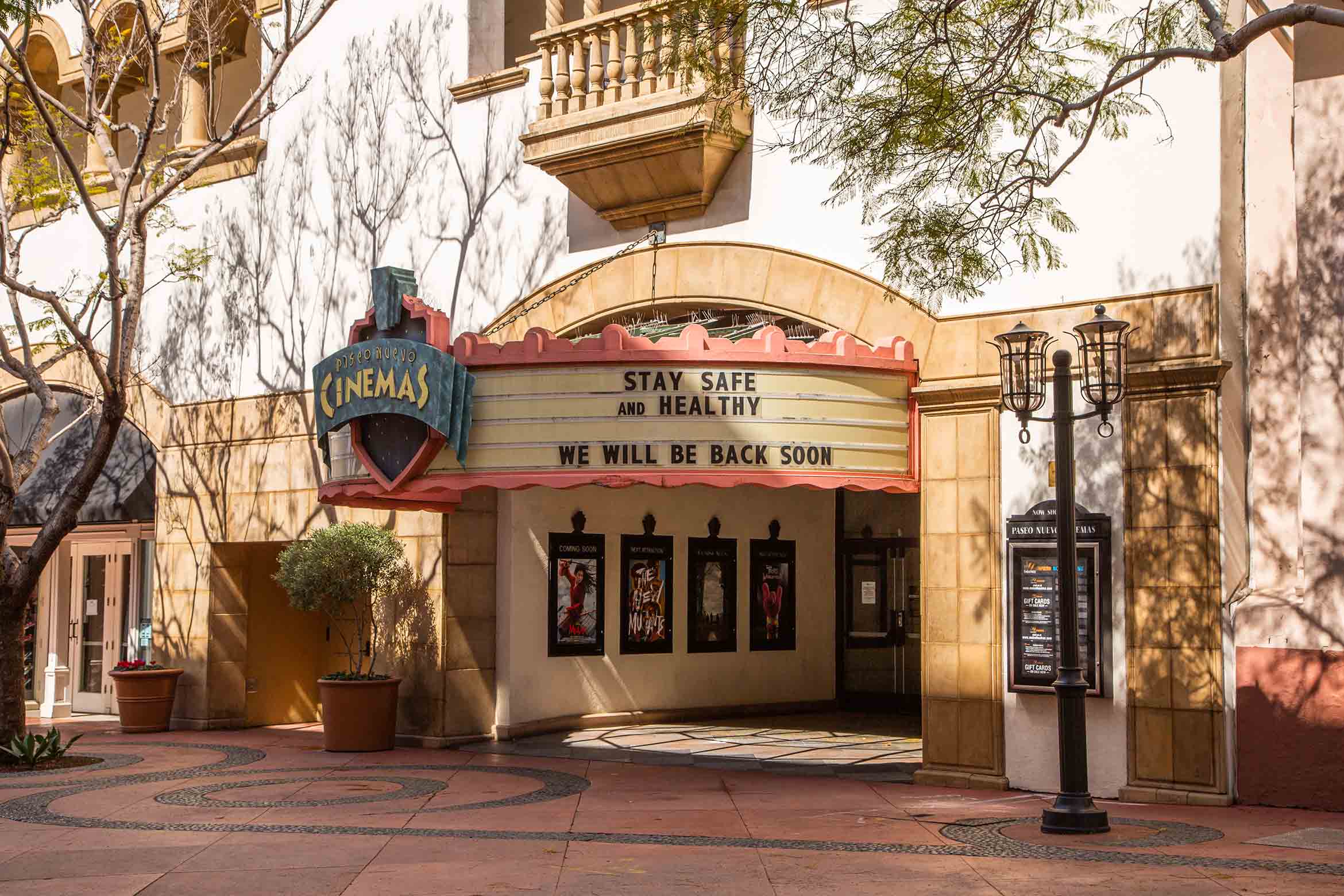 Paseo Nuevo Theater's close sign due to COVID